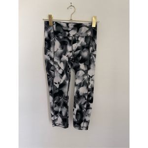 LULULEMON ATHLETICA  Speed Up Crop 21"
Blush Blossom Alpine White Black Size 4